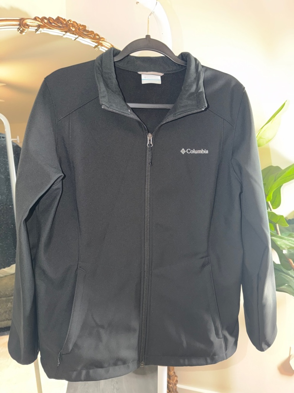 Columbia Black Women’s Lightweight Softshell Jacket with Zipper Pockets